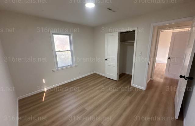 $925 - 3 bedroom/ 1 bathroom - Single Family Home - 1018 North Volutsia, Wichita, KS 67214