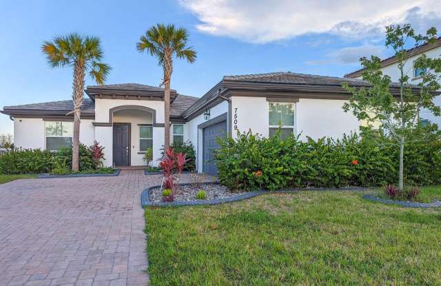 7509 NW Farnsworth Circle Gallery 2