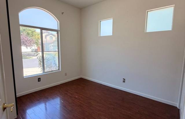 beautifully maintained 5-bedroom, 3-bath, 2,572 sq ft in Roseville Gallery 4