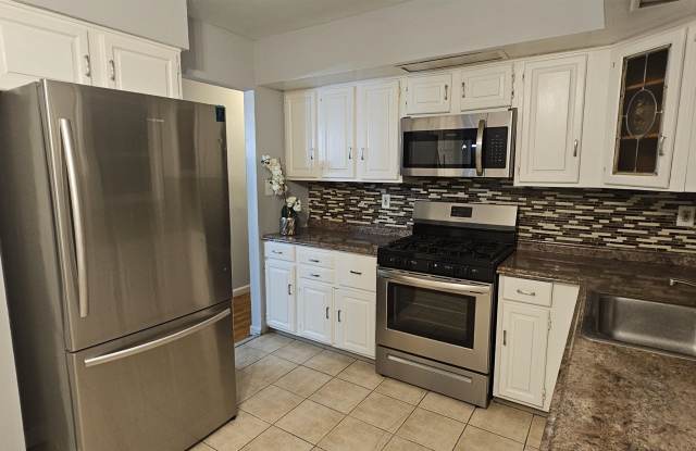185 WEST 16TH ST - 185 West 16th Street, Bayonne, NJ 07002