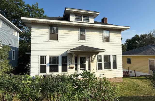 6 bedroom 2 bath Gallery 1