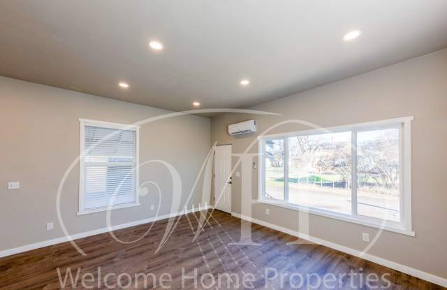 Newly Remodeled 1 Bedroom with an Office Gallery 4