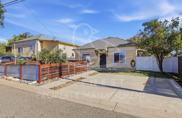Charming 2 Bed, 1 Bath Cottage with Private Entrance, Covered Patio and Garden Beds | 314B Main Street, Wheatland Gallery 4
