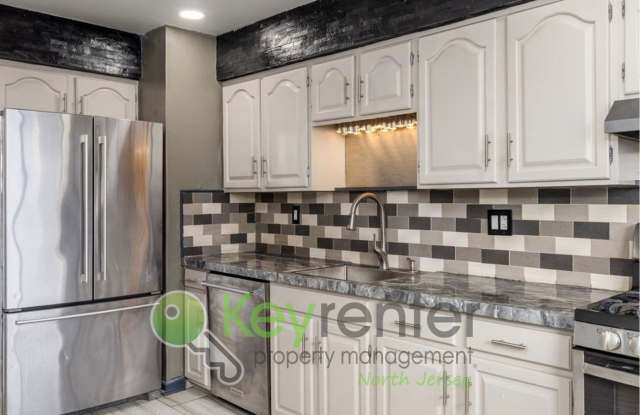 No Broker Fee | Modern 3-Level Townhome with River Views – Wallington - 11 Ross Road, Wallington, NJ 07057