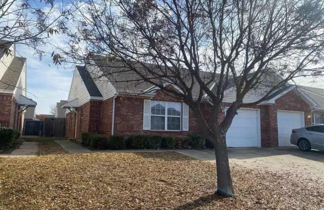 Welcome to this exceptional duplex located in the vibrant city of Norman photos photos