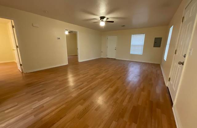 Spacious 2 Bedroom 1 Bath home W/ Fenced Yard In Joplin Mo! Gallery 4