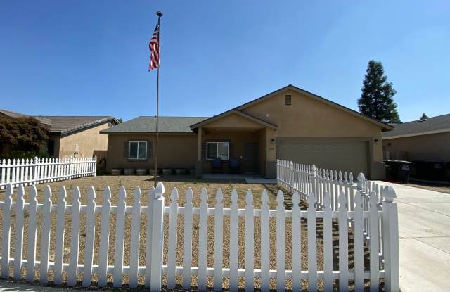 Newer home for rent in Visalia photos photos