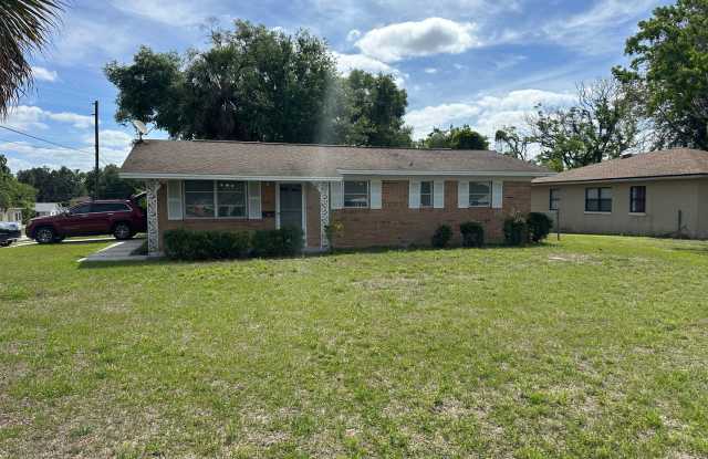 Convenient Leesburg Living – Walk to Leesburg High School! photos photos