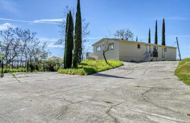 Beautiful 3BD/2BA Home with Lake & Mt. Konocti Views Gallery 3