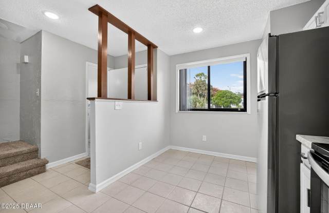 168 W Sandalwood Court Gallery 4