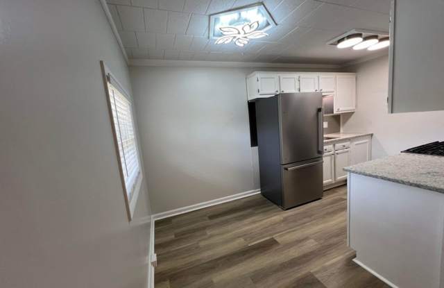 West Knoxville 37922 - 1 bedroom apartment with updated interior - Contact Mac Tobler (865)755-3075 Gallery 4