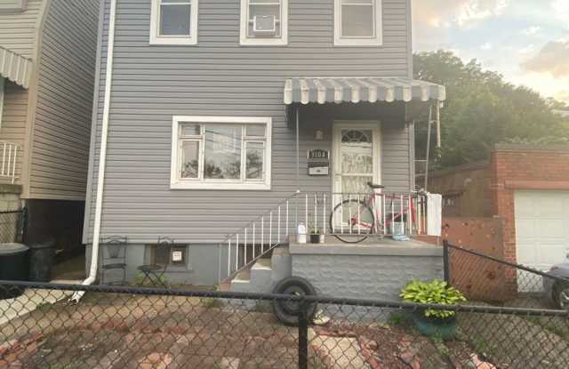 South Side - 2 Bedroom, 1 Bath Apartment - large back yard Gallery 1