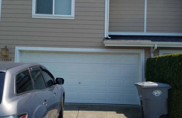 Beautiful South Hill 2 bedroom, 2 1/2 bathrooms + bonus room near shopping  512 access - 11223 71st Avenue Court East, South Hill, WA 98373