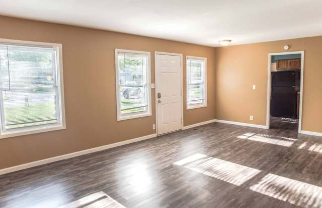 3 Bedroom Home with Hardwood Floors, a Huge Backyard, and a Garage, In-Unit Washer and Dryer Gallery 4
