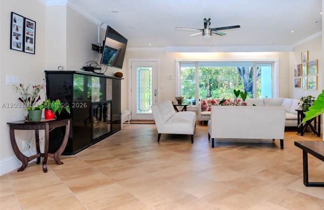 1529 Bayview Dr Gallery 4