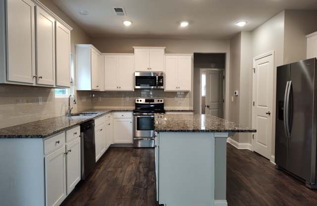 Pristine 5 bedroom, 2.5 bath home located in the Whispering Pines Community! Gallery 4