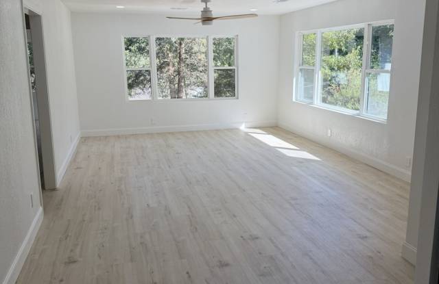 112 Poplar St Gallery 3