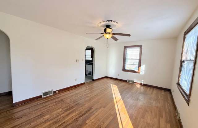Charming 2-Bedroom Home with Fenced Yard & Detached Garage Gallery 4