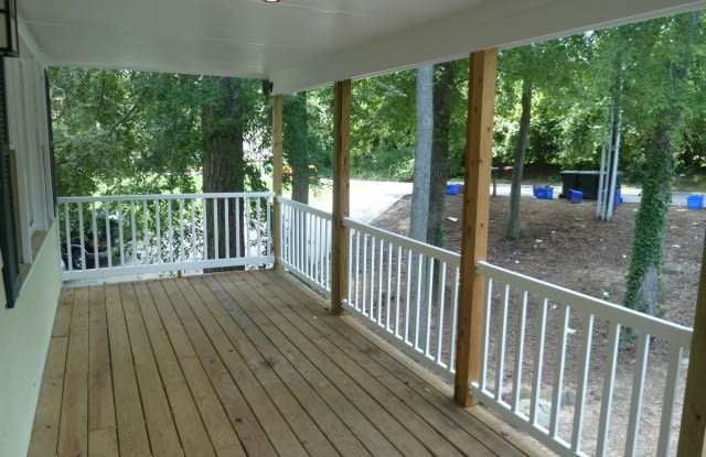 Large updated 4br 3.5ba duplex w/ parking & within walking distance to UNC Campus! Gallery 3