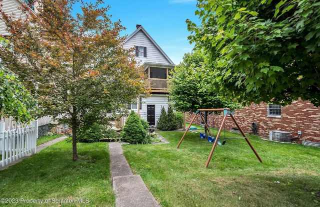 Scranton 3 Bedroom Single Family, Gas Heat, Off Street Parking Gallery 4