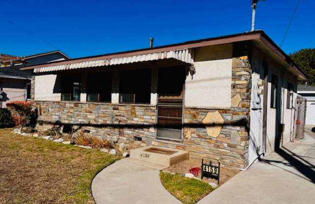 Spacious 2 bedroom 1 bath house for rent with large Garage  off st. parking photos photos