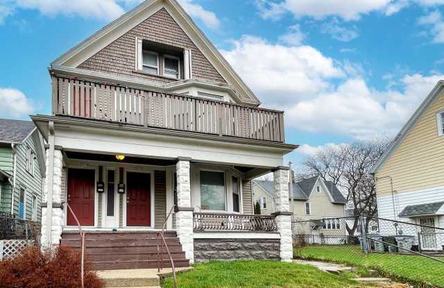 Large Spacious 4 Bedroom UPPER with Large Living Room and Dining Area!! photos photos