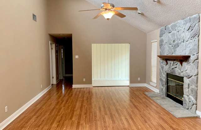 Spacious 3 Bedroom, 2 Bath Home Close to Restaurants & Shopping Centers Gallery 4