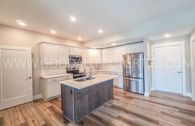 3 Bedroom Clive Townhome | Waukee Schools | 2-Car Garage Gallery 3