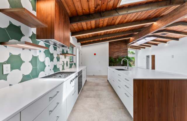 Beautiful Single-Level Home in Kailua's Desirable Beachside Neighborhood Gallery 1
