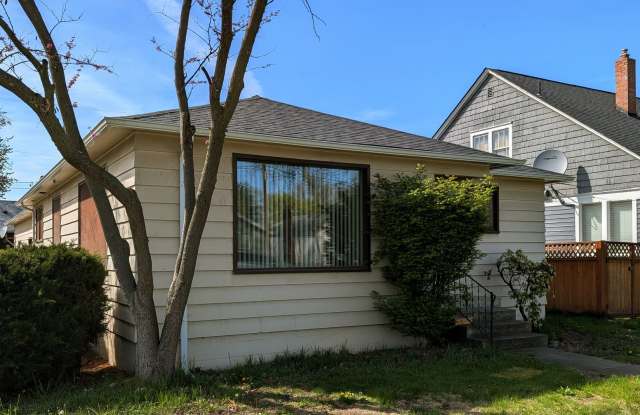 Spacious 3 Bedroom Normal Hill House with Large Garage photos photos