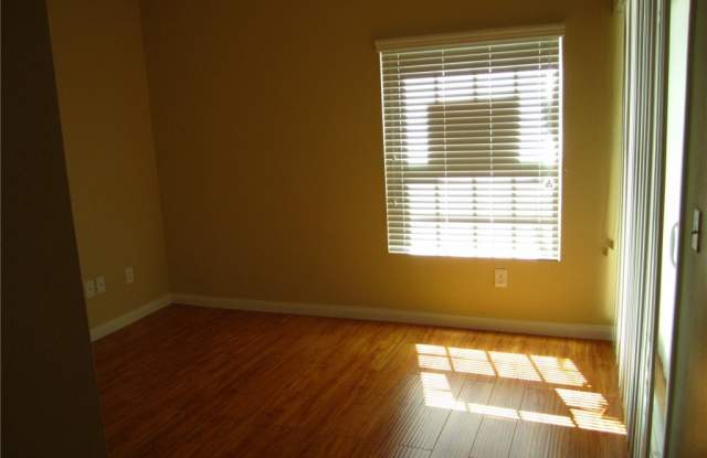 2542 W Macarthur Boulevard Gallery 3