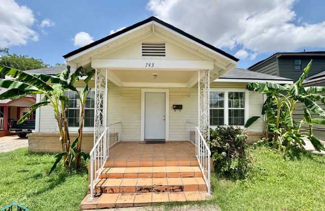 Cozy and Bright 3bedroom/1bath Vintage charmer in Beacon Hill, Close to Restaurants, Shopping, and Entertainment! photos photos