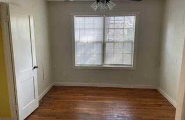 2/1 with a fenced yard. Cute little house Gallery 4
