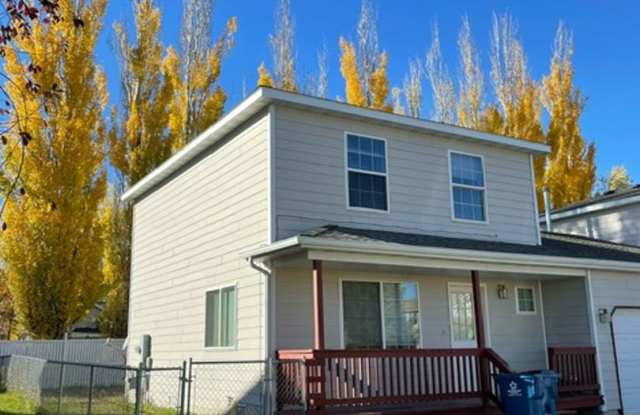 3 Bedroom 2 Bathroom Centrally Located Townhouse Gallery 4
