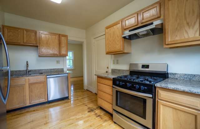 407 Roosevelt Ave - Available 7/1/2027 - Newly Renovated First Floor Flat-Bright, Spacious Gallery 4