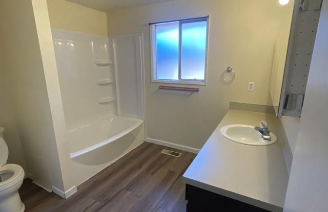 Convieniently located pet friendly 2 bedroom duplex with fresh updates! Gallery 3