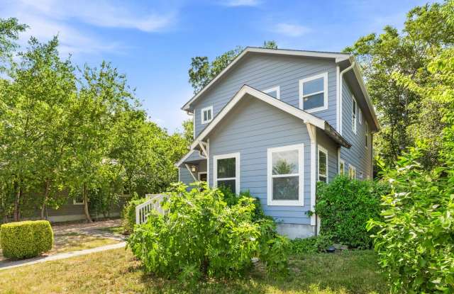 UT PRE-LEASE: North Campus 6 bed / 3 bath Remodel, High-End Kitchen Features SS Appliances, Wood Floors, Updated Bathrooms Gallery 4