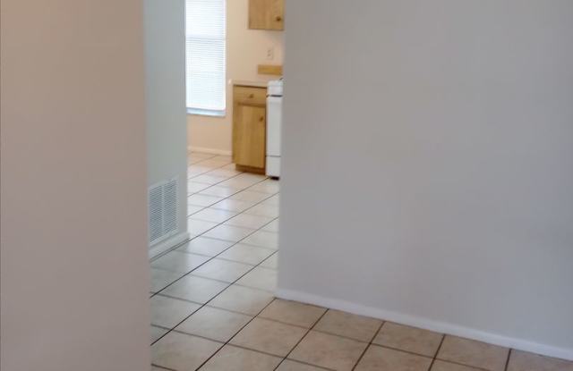 2/2 On Large Corner Lot Located in Pepper Mill!!! Gallery 3