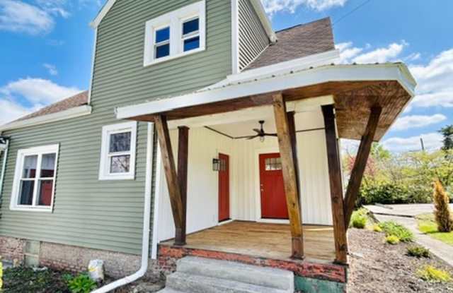 Knoxville 37920 - 1 bedroom, 1 bath unit on Second Floor - Contact Tara Hayes (865) 242-8010 Gallery 1