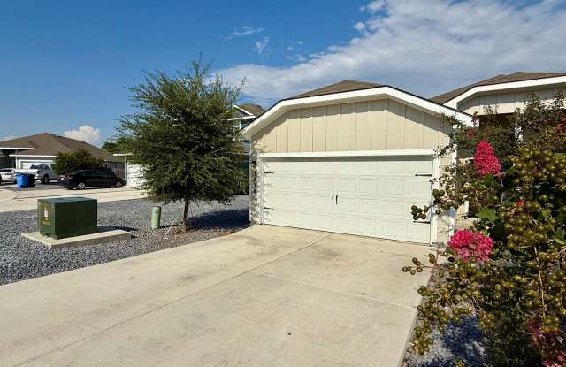 Luxury 3-bedroom, 2-bathroom Duplex in Seguin, TX! Gallery 2