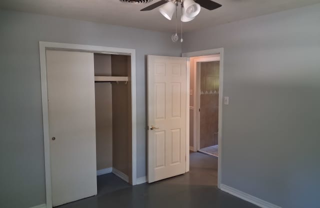 5421 Colonial Oaks Drive N Gallery 1