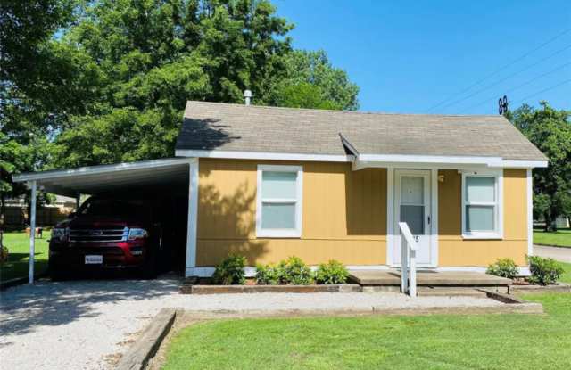 1115 North Sioux Avenue - 1115 North Sioux Avenue, Claremore, OK 74017