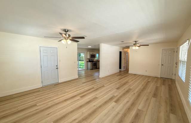 Charming 3 Bedroom 2 Bath Coastal Ranch for Rent in Cantonment! Gallery 4