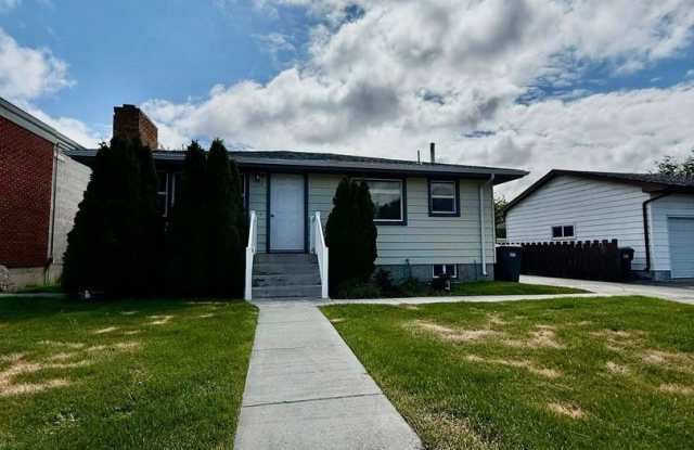 2 Bedroom, pet friendly, upper level with central AC Gallery 3