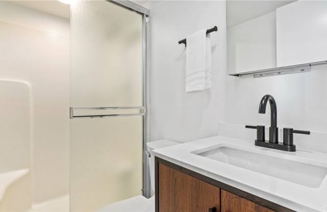 Fabulous Home off of Grand Avenue area available for Rent!! 5 LARGE BEDS 3.5 BATHS Gallery 3