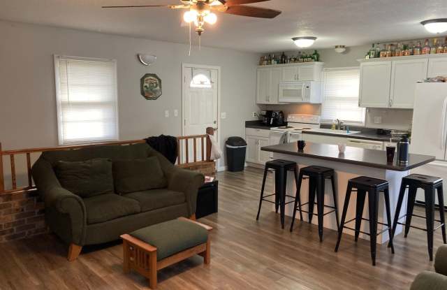 West Side Iowa City Home Near UIHC & Kinnick |  Large Deck, Private Yard & Parking Gallery 3