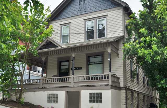211 Williams St., 2 photos photos