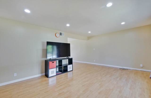 Beautiful 4 Bed 2.5 Bath Town Home in Fremont Northgate Area ! Gallery 4