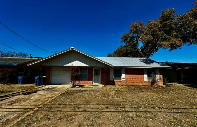 3 Bedroom 1 Bath Home - 412 Meadow View Lane, Kerrville, TX 78028