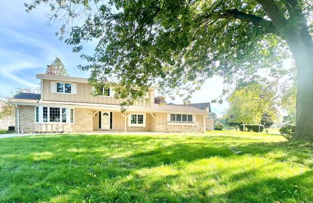 Desirable Mequon Home in Heart of Ville du Parc! photos photos